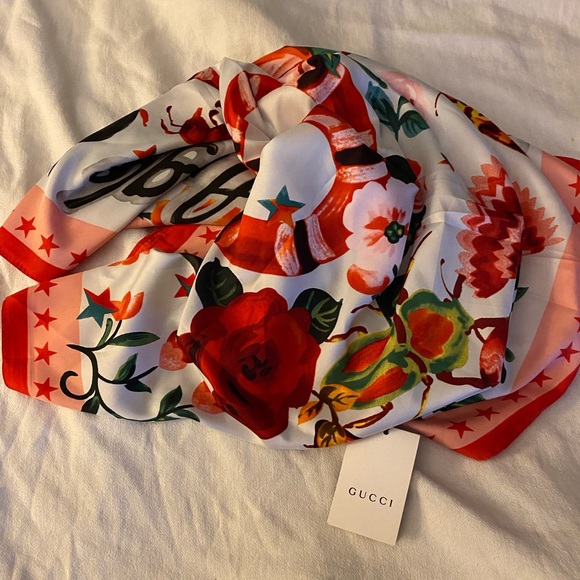 Gucci luxurious Silk scarf - Picture 8 of 11